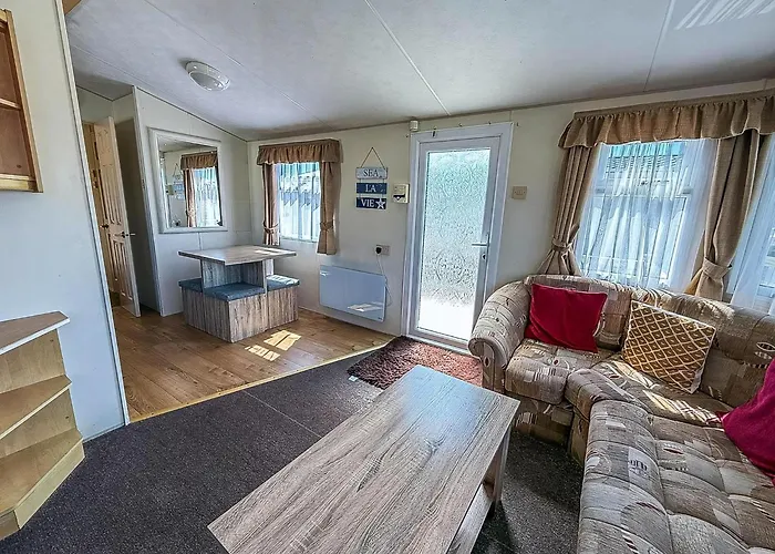 Superb Caravan With Decking At Kessingland Beach In Norfolk Ref 90038Td