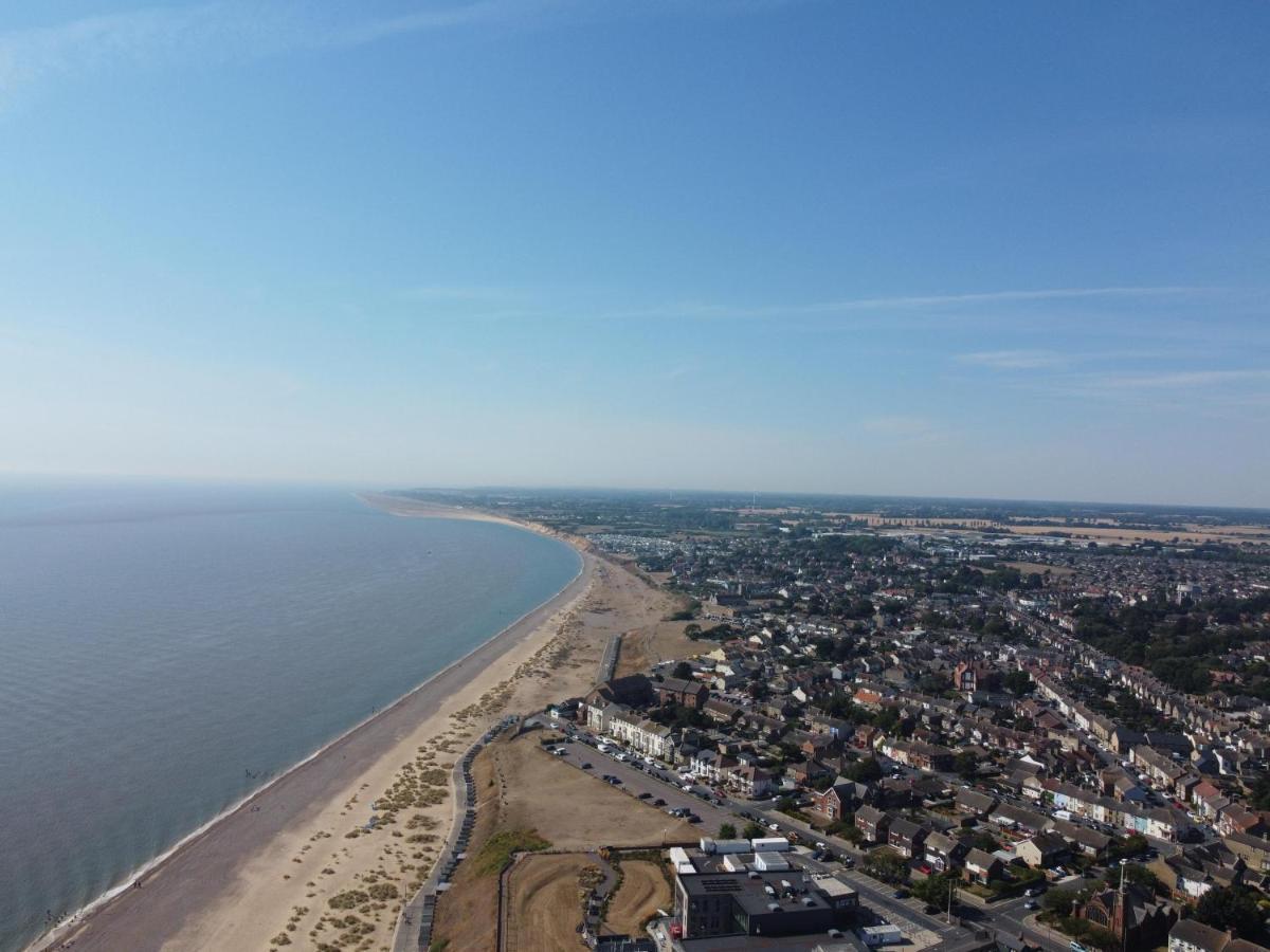 Superb Caravan With Decking At Kessingland In Norfolk Ref 90038td *