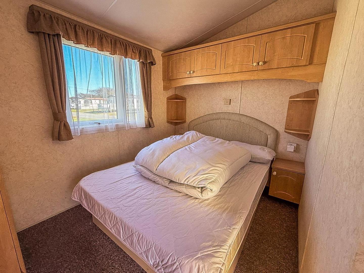 Superb Caravan With Decking At Kessingland In Norfolk Ref 90038td