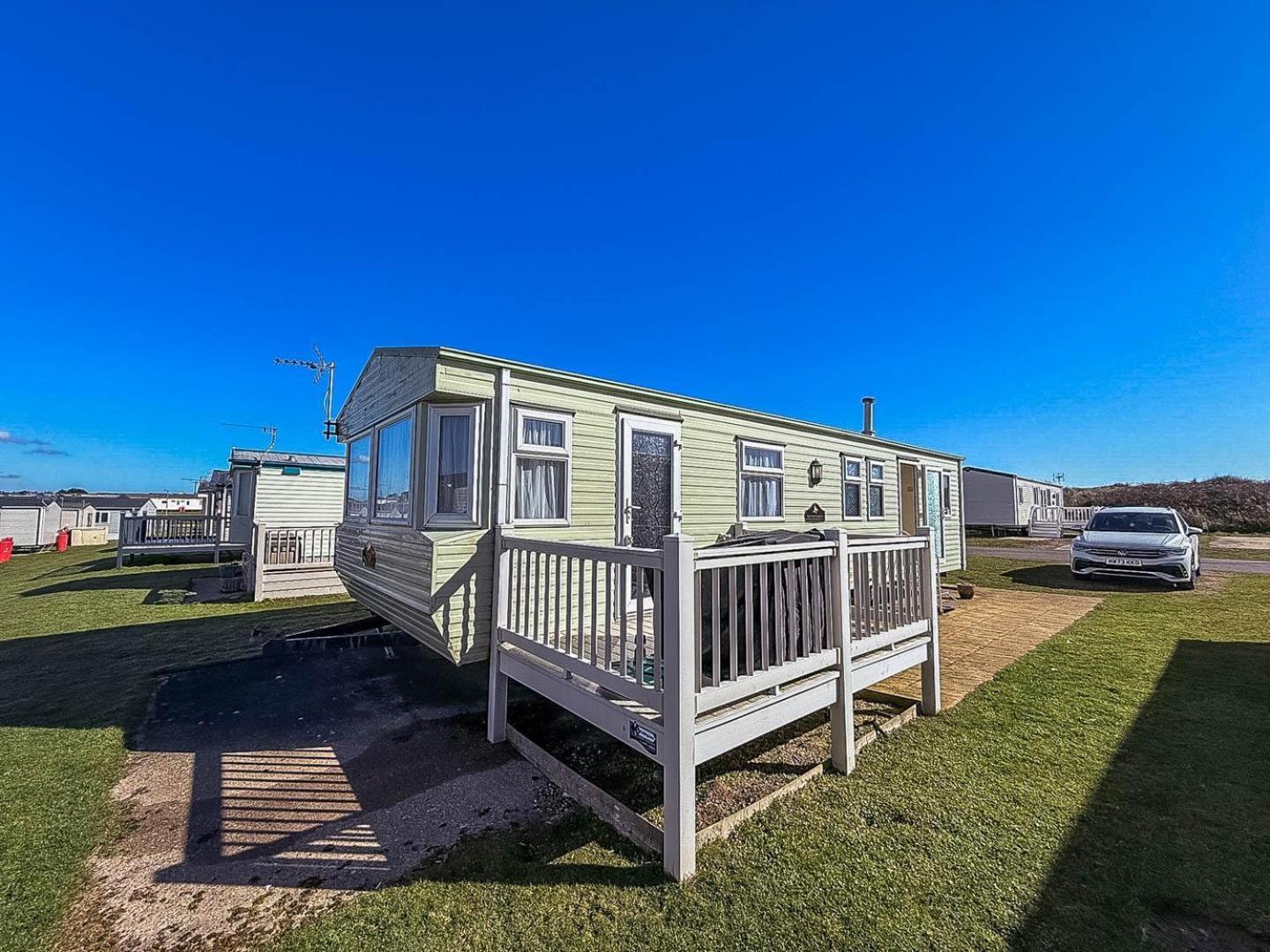 Campsite Superb Caravan With Decking At Kessingland In Norfolk Ref 90038td