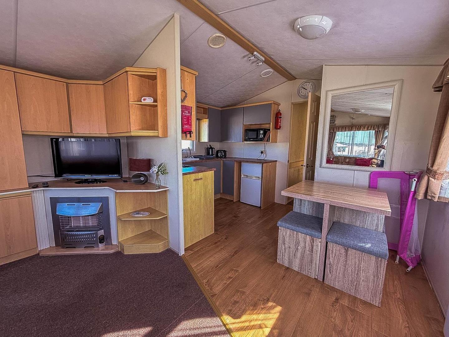Superb Caravan With Decking At Kessingland In Norfolk Ref 90038td Campsite *