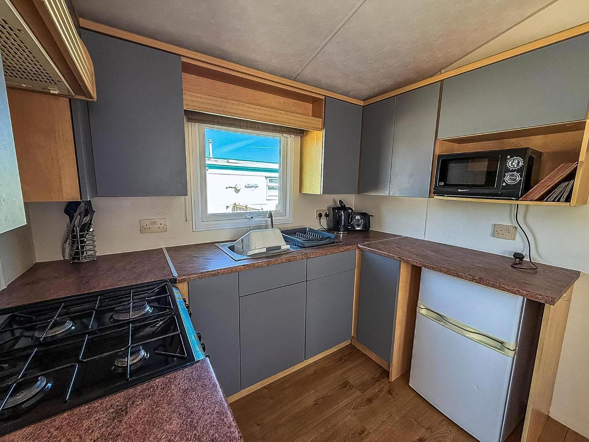 Superb Caravan With Decking At Kessingland In Norfolk Ref 90038td *