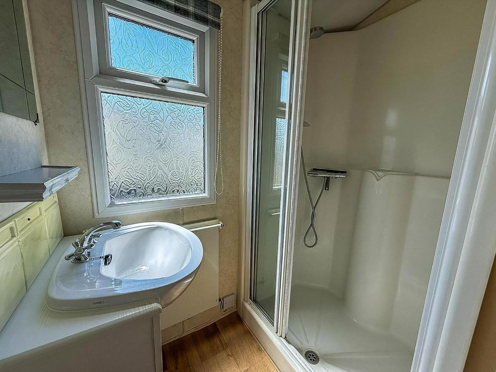 Superb Caravan With Decking At Kessingland In Norfolk Ref 90038td Campsite *