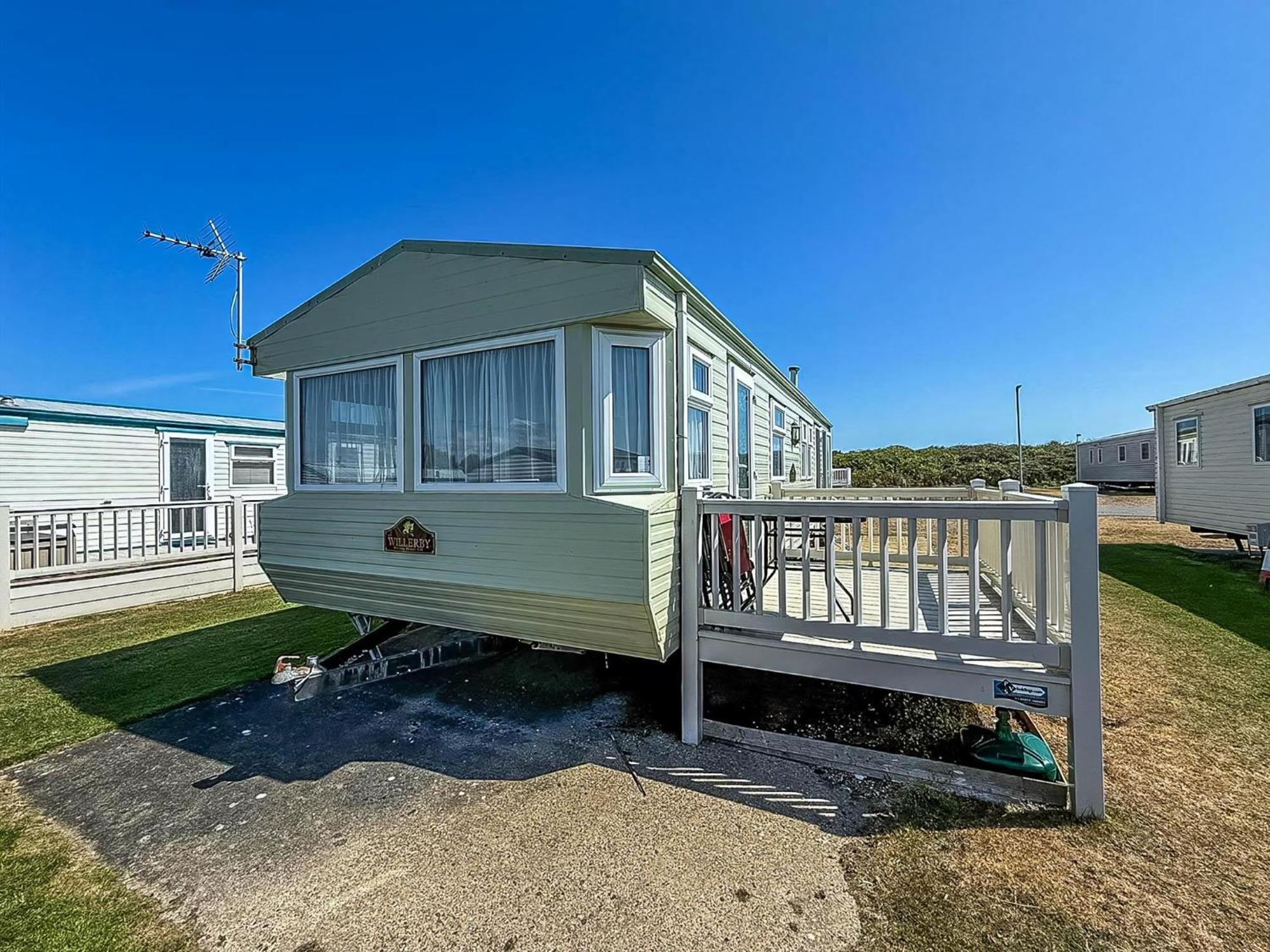 Superb Caravan With Decking At Kessingland In Norfolk Ref 90038td Campsite Benacre