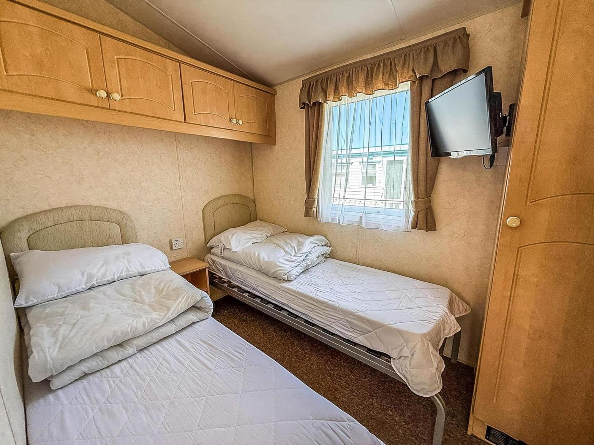 Superb Caravan With Decking At Kessingland In Norfolk Ref 90038td *