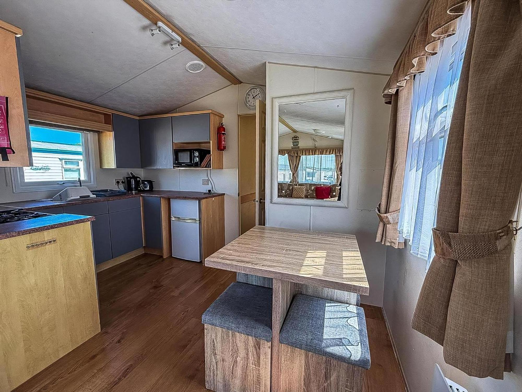 Superb Caravan With Decking At Kessingland In Norfolk Ref 90038td Campsite *