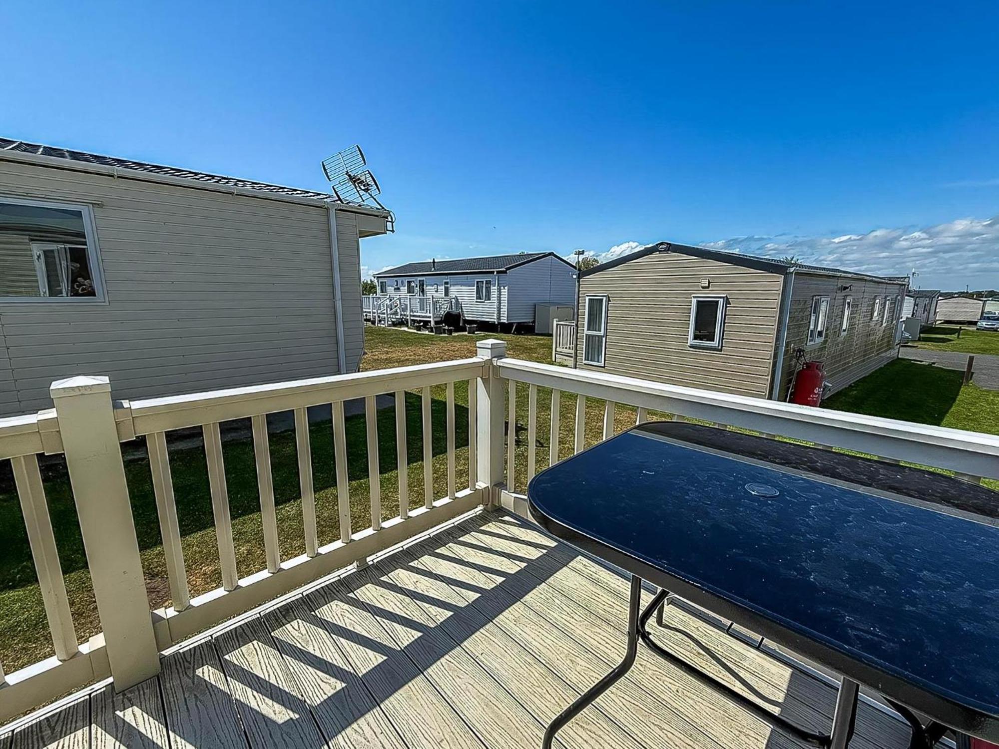 Superb Caravan With Decking At Kessingland In Norfolk Ref 90038td